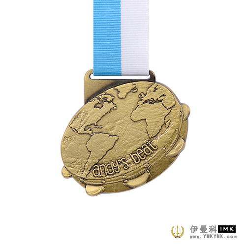 What color is the medal? What is the color? news 图3张